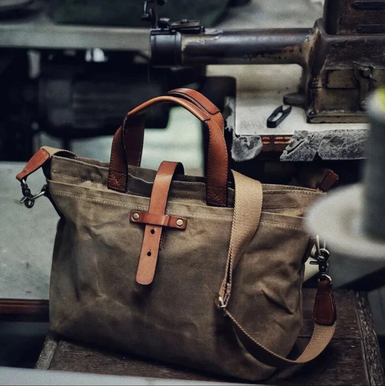 Canvas bag | Waxed canvas leather trim | Weather-resistant